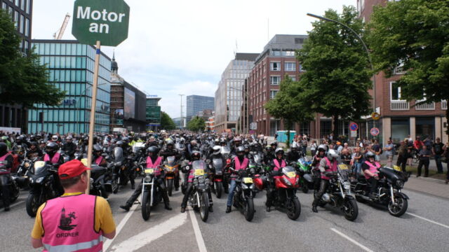 Rund 18.000 Biker haben nach Polizeiangaben am Sonntag (16.06.2019) am 36. Motorradgottesdienst (Mogo) am Hamburger Michel teilgenommen. Nach dem Gottesdienst startete gegen 13 Uhr der Konvoi ueber die Elbbruecken Richtung Buchholz (Nordheide), wo anschliessend das Fest "Biker Traeume Buchholz" gefeiert wurde. Der Hamburger Mogo ist weltweit die groesste Veranstaltung seiner Art. (Siehe-epd-Meldung vom 16.06.2019)<br>
*** Local Caption *** 00396340