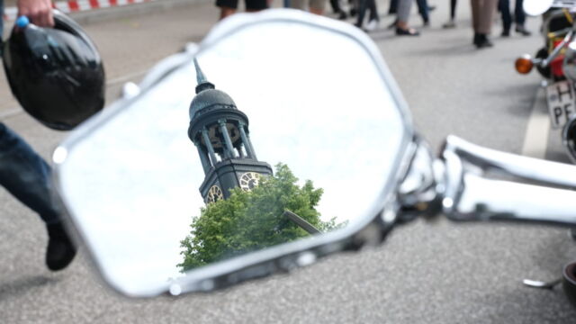 Rund 18.000 Biker haben nach Polizeiangaben am Sonntag (16.06.2019) am 36. Motorradgottesdienst (Mogo) am Hamburger Michel teilgenommen. (Foto: Der Turm der Hauptkirche spiegelt sich im Rueckspiegel eines Motorrads) Nach dem Gottesdienst startete gegen 13 Uhr der Konvoi ueber die Elbbruecken Richtung Buchholz (Nordheide), wo anschliessend das Fest "Biker Traeume Buchholz" gefeiert wurde. Der Hamburger Mogo ist weltweit die groesste Veranstaltung seiner Art. (Siehe-epd-Meldung vom 16.06.2019) *** Local Caption *** 00396340