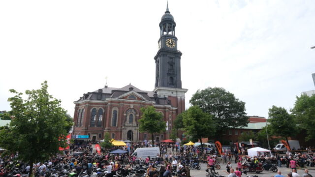 Rund 18.000 Biker haben nach Polizeiangaben am Sonntag (16.06.2019) am 36. Motorradgottesdienst (Mogo) am Hamburger Michel teilgenommen. Nach dem Gottesdienst startete gegen 13 Uhr der Konvoi ueber die Elbbruecken Richtung Buchholz (Nordheide), wo anschliessend das Fest "Biker Traeume Buchholz" gefeiert wurde. Der Hamburger Mogo ist weltweit die groesste Veranstaltung seiner Art. (Siehe-epd-Meldung vom 16.06.2019) *** Local Caption *** 00396340