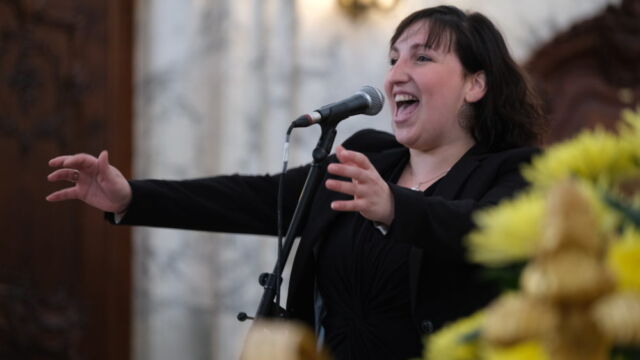 Rund 18.000 Biker haben nach Polizeiangaben am Sonntag (16.06.2019) am 36. Motorradgottesdienst (Mogo) am Hamburger Michel teilgenommen. (Foto: Live-Gesang von Jessy Martens beim Gottesdienst) Nach dem Gottesdienst startete gegen 13 Uhr der Konvoi ueber die Elbbruecken Richtung Buchholz (Nordheide), wo anschliessend das Fest "Biker Traeume Buchholz" gefeiert wurde. Der Hamburger Mogo ist weltweit die groesste Veranstaltung seiner Art. (Siehe-epd-Meldung vom 16.06.2019)<br>
*** Local Caption *** 00396340