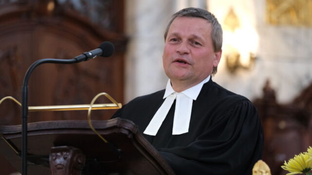 Rund 18.000 Biker haben nach Polizeiangaben am Sonntag (16.06.2019) am 36. Motorradgottesdienst (Mogo) am Hamburger Michel teilgenommen. (Foto: Mogo-Pastor Lars Lemke beim Gottesdienst) Nach dem Gottesdienst startete gegen 13 Uhr der Konvoi ueber die Elbbruecken Richtung Buchholz (Nordheide), wo anschliessend das Fest "Biker Traeume Buchholz" gefeiert wurde. Der Hamburger Mogo ist weltweit die groesste Veranstaltung seiner Art. (Siehe-epd-Meldung vom 16.06.2019)<br>
*** Local Caption *** 00396340