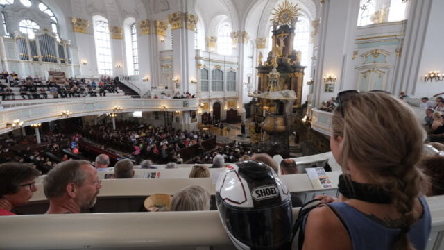 Rund 18.000 Biker haben nach Polizeiangaben am Sonntag (16.06.2019) am 36. Motorradgottesdienst (Mogo) am Hamburger Michel teilgenommen. Nach dem Gottesdienst startete gegen 13 Uhr der Konvoi ueber die Elbbruecken Richtung Buchholz (Nordheide), wo anschliessend das Fest "Biker Traeume Buchholz" gefeiert wurde. Der Hamburger Mogo ist weltweit die groesste Veranstaltung seiner Art. (Siehe-epd-Meldung vom 16.06.2019)<br>
*** Local Caption *** 00396340