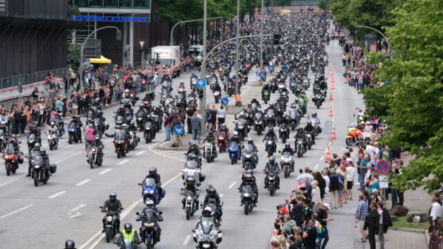 Rund 18.000 Biker haben nach Polizeiangaben am Sonntag (16.06.2019) am 36. Motorradgottesdienst (Mogo) am Hamburger Michel teilgenommen. Nach dem Gottesdienst startete gegen 13 Uhr der Konvoi ueber die Elbbruecken Richtung Buchholz (Nordheide), wo anschliessend das Fest "Biker Traeume Buchholz" gefeiert wurde. Der Hamburger Mogo ist weltweit die groesste Veranstaltung seiner Art. (Siehe-epd-Meldung vom 16.06.2019)<br>
*** Local Caption *** 00396340