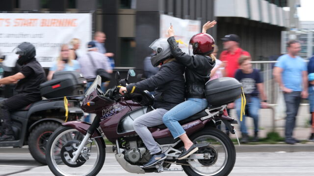 Rund 18.000 Biker haben nach Polizeiangaben am Sonntag (16.06.2019) am 36. Motorradgottesdienst (Mogo) am Hamburger Michel teilgenommen. Nach dem Gottesdienst startete gegen 13 Uhr der Konvoi ueber die Elbbruecken Richtung Buchholz (Nordheide), wo anschliessend das Fest "Biker Traeume Buchholz" gefeiert wurde. Der Hamburger Mogo ist weltweit die groesste Veranstaltung seiner Art. (Siehe-epd-Meldung vom 16.06.2019)<br>
*** Local Caption *** 00396340